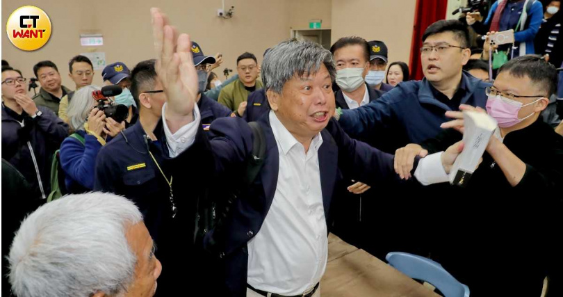 政治大學地政系退休教授徐世榮（圖中）直指「社宅」已淪為區段徵收、市地重劃等土地掠奪行為的「遮羞布」，呼籲民眾別被美好的居住正義話術給拐了。（圖／周志龍攝）