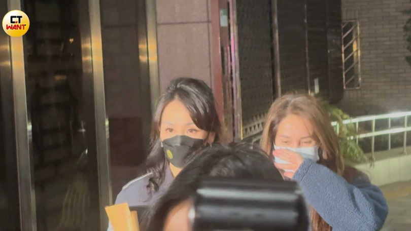 高金素梅情緒激動，用手遮掩面部。（圖／翁靖祐攝）