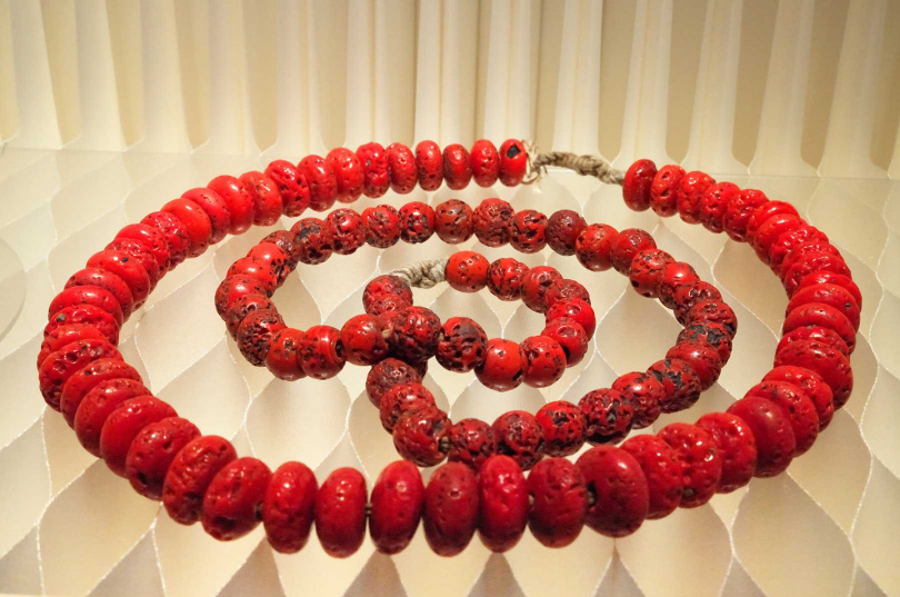 印度古琉璃仿珊瑚珠串。（圖／吳德亮攝影）