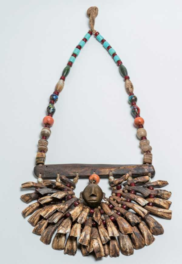 印度那加蘭邦牛齒項鍊。（圖／吳德亮攝影）