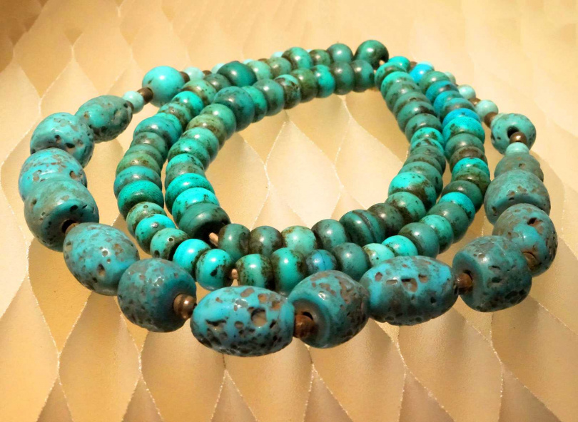 印度古琉璃仿綠松石珠串。（圖／吳德亮攝影）