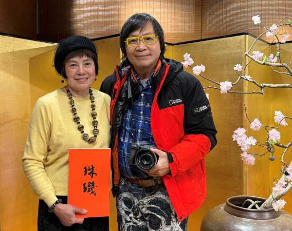 吳碧雲女士於開幕茶會與本文作者合影。（圖／吳德亮攝影）