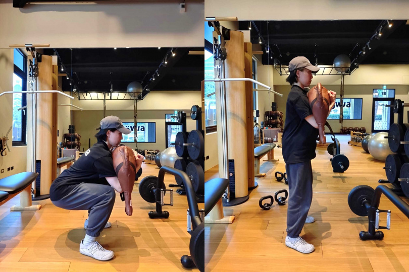 第3個動作，負重深蹲，執行10-16次。（圖／Rowia提供）