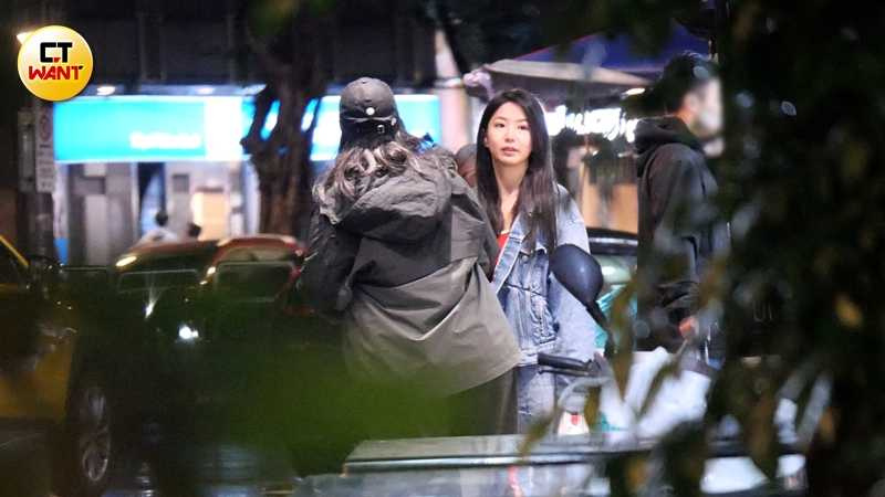 告別友人後，郭書瑤獨自搭車回家。（圖／本刊攝影組）