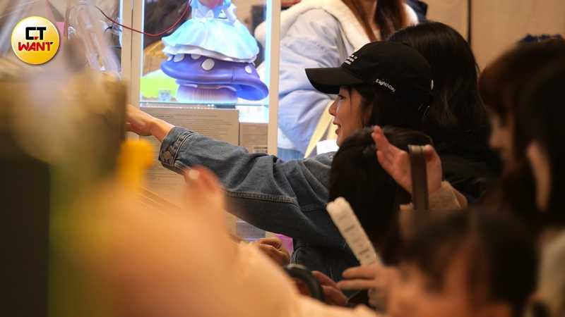 郭書瑤玩彈珠台笑得相當開心。（圖／本刊攝影組）