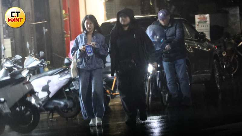 用完晚餐郭書瑤與友人到夜市逛街。（圖／本刊攝影組）