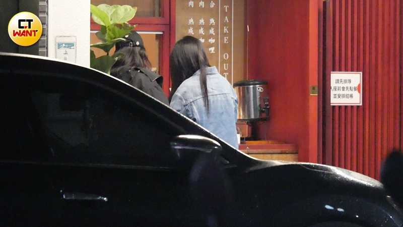 離開會場後，郭書瑤到咖哩店吃晚餐。（圖／本刊攝影組）