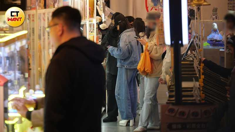 玩完後郭書瑤以點數兌換物品。（圖／本刊攝影組）