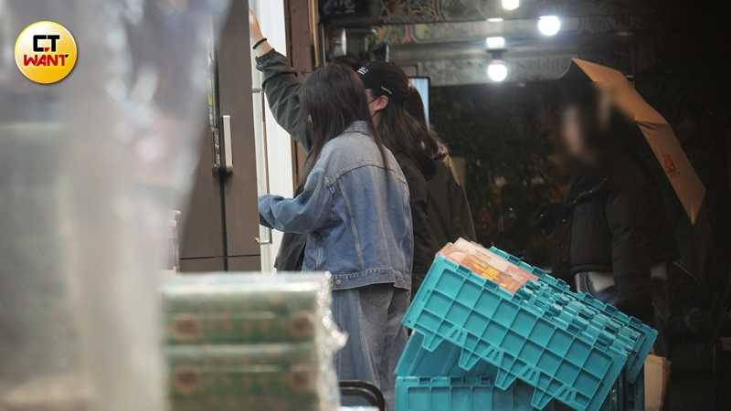 在等車時郭書瑤邊與友人聊天，邊看寵物店的小動物打發時間。（圖／本刊攝影組）