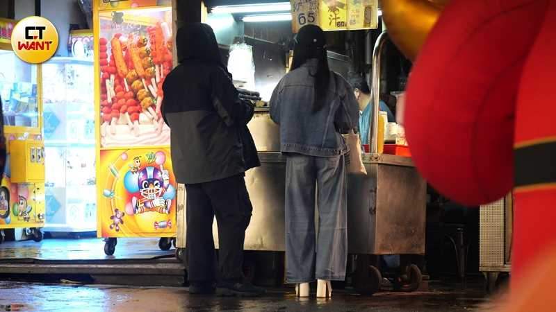 吃完正餐郭書瑤買了甘蔗汁來喝。（圖／本刊攝影組）