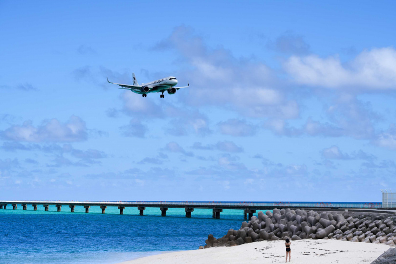宮古島以湛藍海色與遼闊天際聞名,其中位於下地島機場周邊的「17END」更是攝影愛好者心中的經典拍攝地點。(圖片提供/星宇航空)
