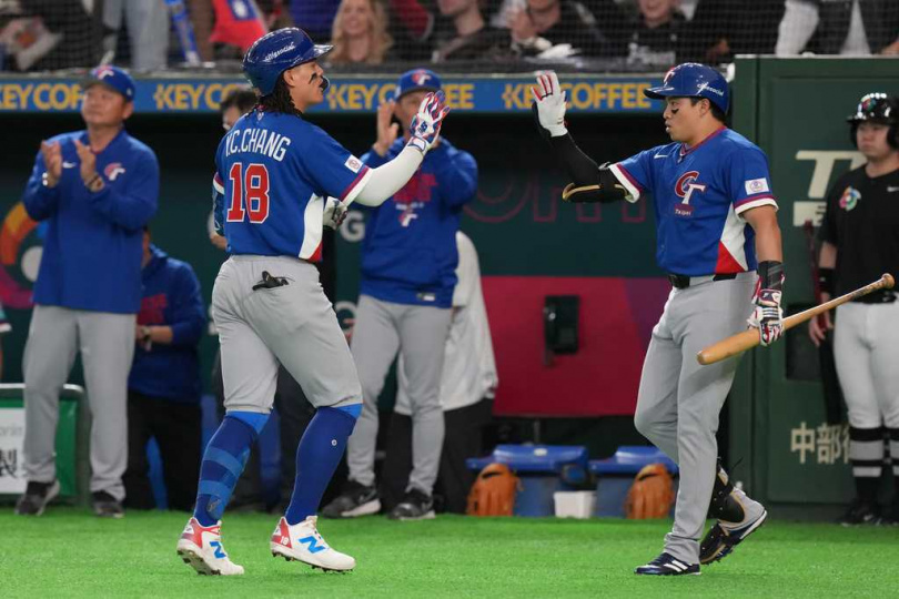 國防部長張育成（左2）率先敲出左外野方向陽春全壘打！（圖／達志／美聯社）