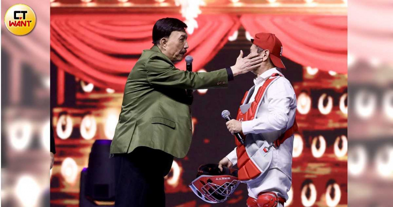 黃西田才剛鬆懈摘下頭盔，立刻又被余天補上一掌。（圖／侯世駿攝）