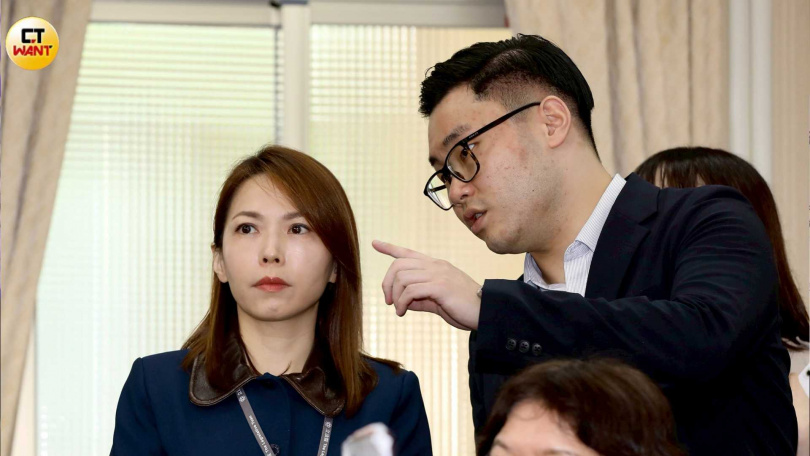 民眾黨團女性立委比例已達法定二分之一，未來待劉書彬任期至2027年3月屆滿後，名單第19順位的陳智菡（左）有望依序遞補上任。（圖／侯世駿攝）