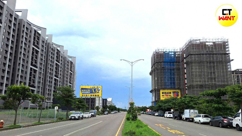 業者擔憂台股續強會讓房市更冷，但台股若回檔，目前有不少民眾採高槓桿資金操作股市，恐股房連動，一同陷入危機。（圖／林榮芳攝）
