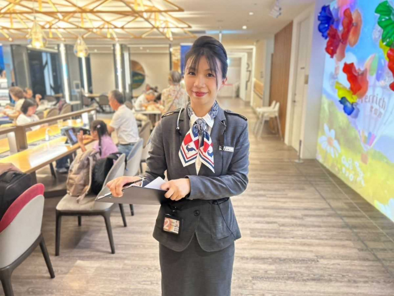 圖說:東方宇逸貴賓室主任苗淑娜在高度忙碌的營運現場,總能維持冷靜並妥善承接旅客需求,展現專業的服務精神。(圖/東方宇逸貴賓室提供)