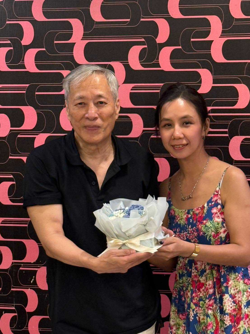 71歲資深演員姜厚任日前公開認愛小24歲女友童芯。(圖/翻攝自姜厚任FB)