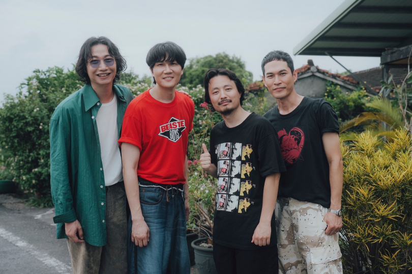 日本導演Pennacky（右二）執導宇宙人新歌MV。（圖／相信音樂提供）