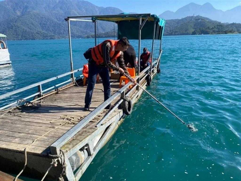 南投縣環保局推測，可能是船艇油管破裂洩漏，或船艇或船屋有人使用清潔劑，造成日月潭水汙染。（圖／南投縣政府提供）