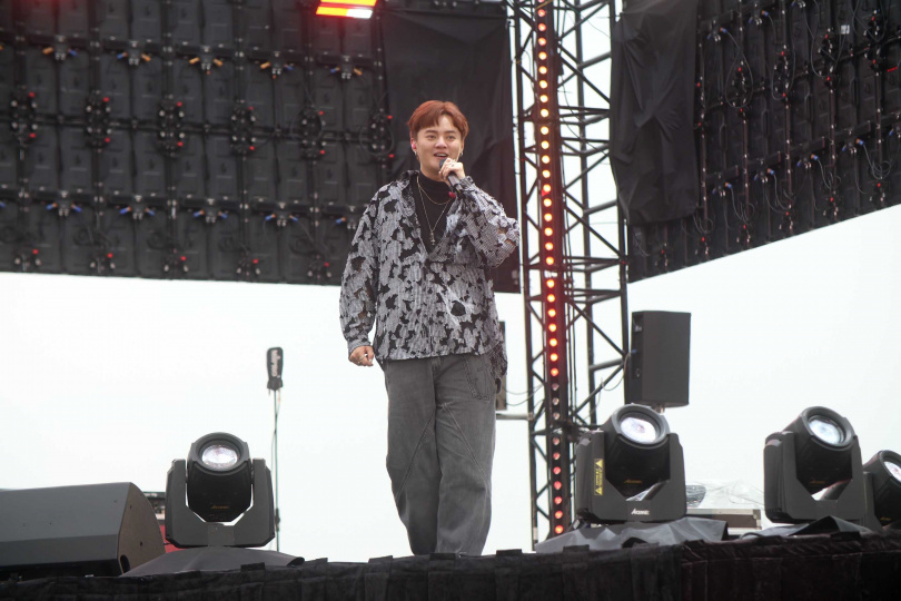 許富凱帶來〈棉照被〉、〈含淚跳恰恰〉、〈疼你會入心〉等歌曲。（圖／緯來提供）