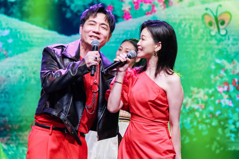 陳隨意(左)對謝宜君表情意。(圖/中視提供)
