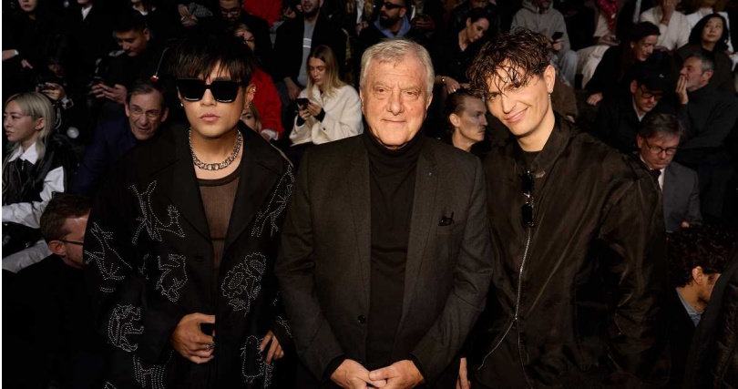 左起周杰倫、LVMH時尚集團CEO Sidney Toledano與法國演員Raphael Quenard合影。（圖／杰威爾音樂提供）