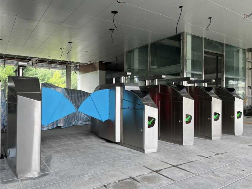 三鶯線自動收費閘門逐站架設中。（圖／新北市捷運局）