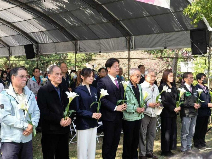 代理巿長邱臣遠逐一向受難家屬握手致意，並以純白的百合花朵向受難者表達追思之意。（圖／中國時報記者王惠慧攝）