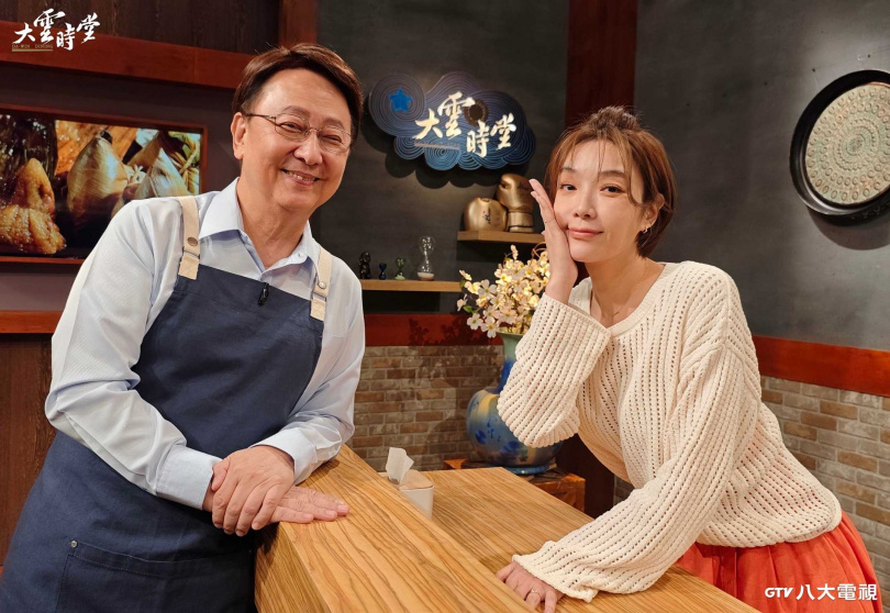 蔡淑臻（右）接受李四端訪問，透露自己的夢想職業是歌手，而且是唱跳歌手。（圖／八大提供）