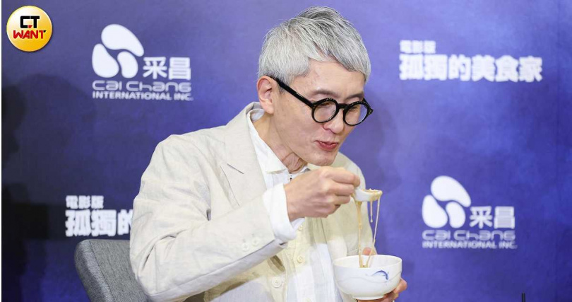 松重豐現場吃麵線，點評高湯的香氣以及彈牙的口感是日本吃不到的味道。（圖／林士傑攝）