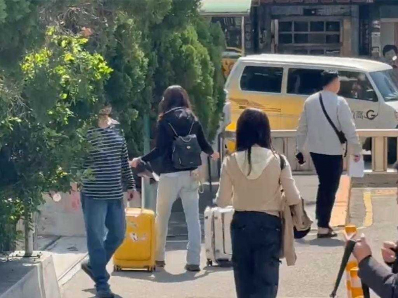 「刑事戰將」前台中市刑大隊長林明佐捲入九州博弈集團涉賭、洗錢案，台中地院18日再裁定林明佐1200萬元交保，林的親友籌錢3天，終於在21日上午10時40分左右現身台中地院辦保。（圖／潘虹恩攝）