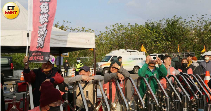 民進黨「人民是頭家」下鄉宣講18日正式起跑，因著藍、綠、白三黨不過半的國會生態，只要2席泛藍立委被拉下且由綠營補選上位，國會生態將重新洗牌。（圖／黃鵬杰攝）