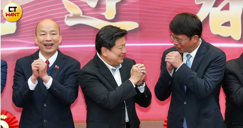 國民黨團總召傅崐萁（中）、民眾黨團總召黃國昌（右）擕手在野勢力展現空前團結，而2026年立院副龍頭江啟臣可能轉戰台中市長，角逐副龍頭補選成為院長韓國瑜（左）的新搭檔受到關注。（圖／黃耀徵攝）
