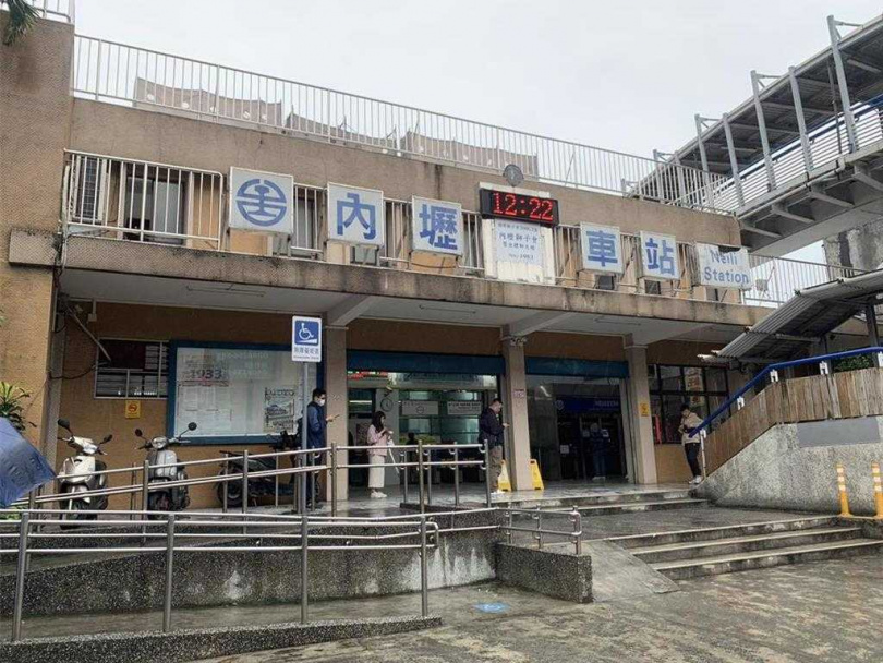 台鐵內壢站至富岡站軌道淹水，稍早積水已退並恢復通車。（報系資料照）