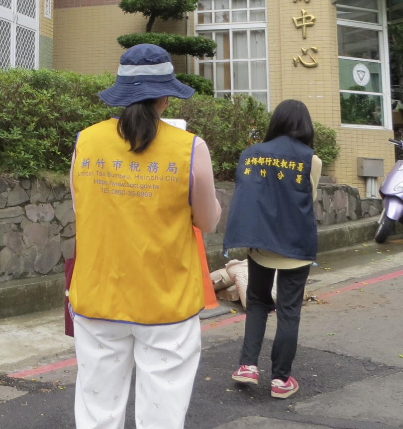 稅務團隊與法務部行政執行署聯手前往社區實地勘查。(圖/新竹市稅務局)