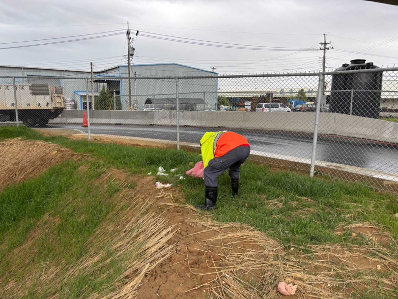 近日台中市大雅區港尾路高架橋下頻繁出現破損垃圾包。（圖／台中市政府環保局提供）