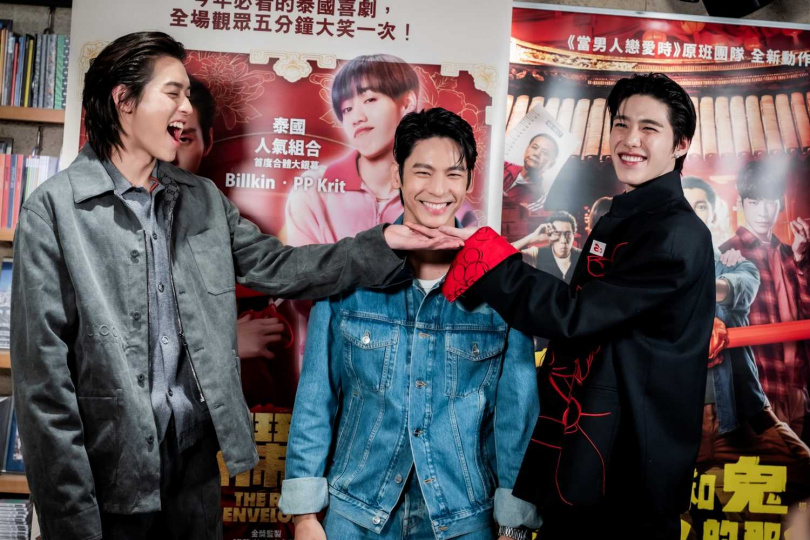 林柏宏和BKPP重現 《冥婚鬧泰大》中經典的手托下巴「嗚嗚」畫面。（圖／金盞花大影業提供）