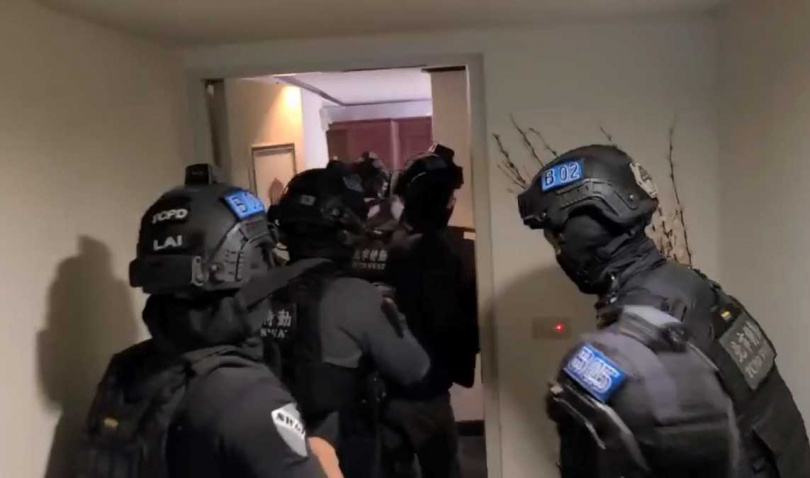 刑事局日前破獲詐團與行員勾結，只要行員協助提轉帳額度與開設外幣帳戶，就可獲得9萬元酬勞。(圖／翻攝畫面)