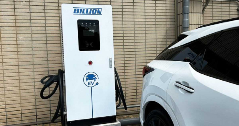 場域內配置BH-2000 AC 7 kW與BEVC DC 120 kW雙制式電動車充電設施，支援一般日常與快速充電需求，搭配儲能系統提升用電效率並強化尖離峰負載管理（圖／盛齊綠能提供）。