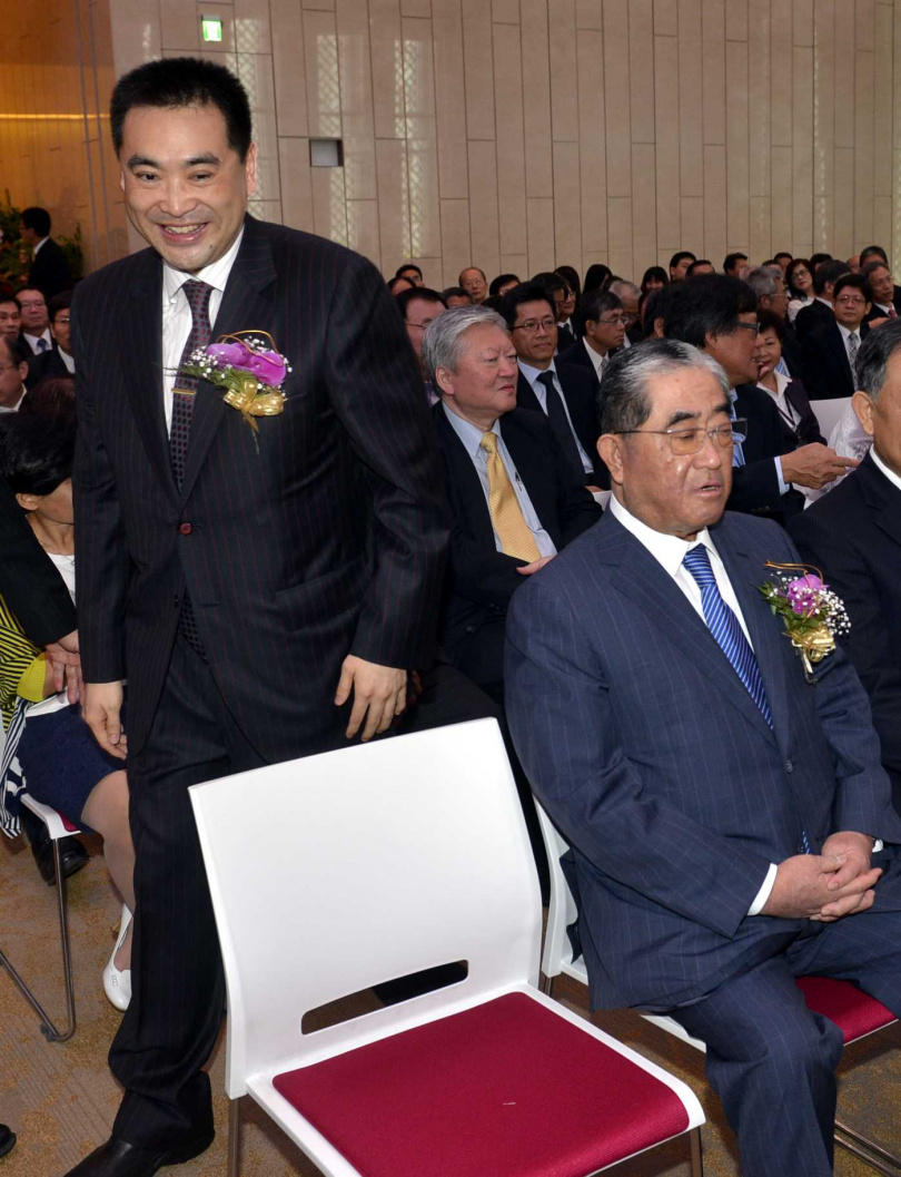 林明成(右)於2015年卸下華南銀行董座,十年後,於2025年6月卸下華南金副董事長,交棒給長子林知延。(圖/報系資料)