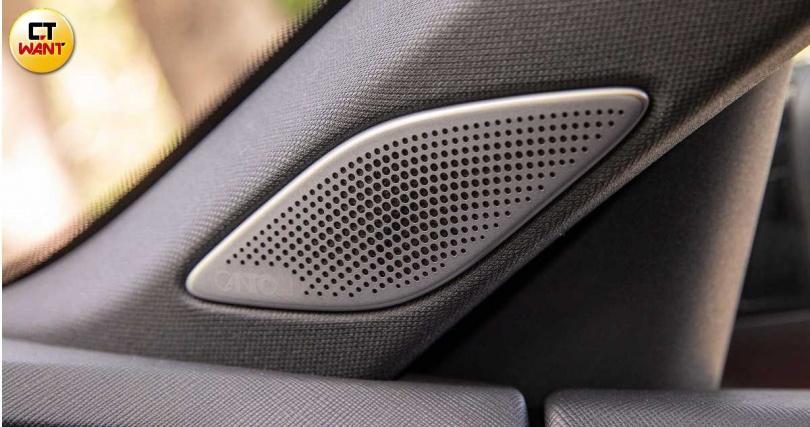 配備Canton虛擬環繞音響,具有14具喇叭與重低音單元,猶如置身音樂廳裡。(圖╱黃耀徵攝)