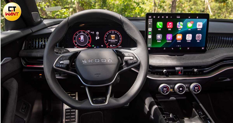 中控台下方為三顆Smart Dials智慧旋鈕,每一顆旋鈕都結合旋轉、按壓與數位顯示功能,透過單手就能快速操作各種設定。(圖╱黃耀徵攝)