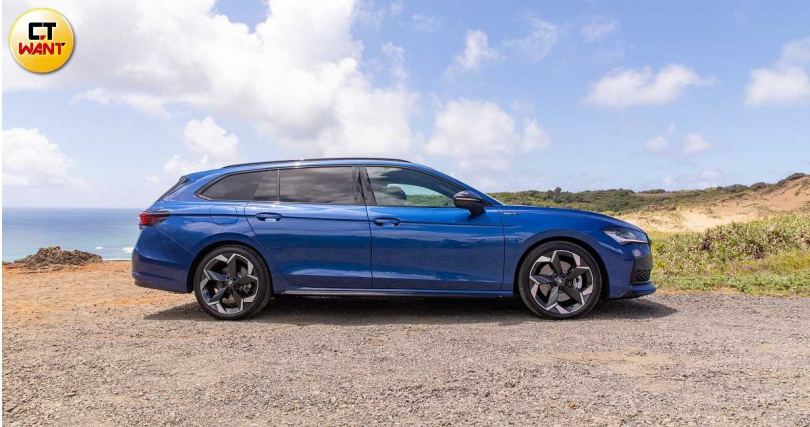 Superb Combi的身形修長俐落、輪廓銳利,沒有過度張揚的浮誇。(圖╱黃耀徵攝)