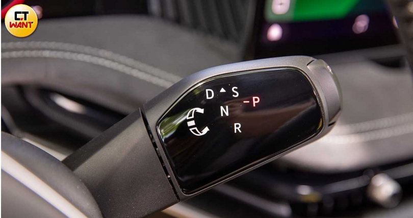 新世代Superb車系使用電子線傳式排檔撥桿,檔位切換以旋轉方式控制,P檔則由側邊按壓即可。(圖╱黃耀徵攝)