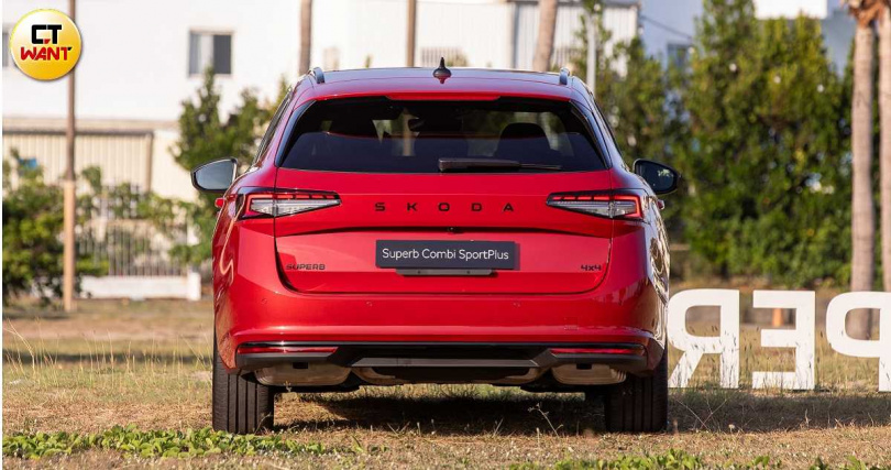 車尾的視覺主角在3D晶體結構設計的全LED尾燈組,本次試駕的SportPlus車型則有專屬黑化處理的字體及保桿飾條。(圖╱黃耀徵攝)