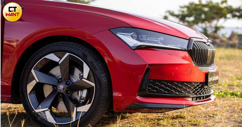 車頭為全新霧鉻銀廠徽搭配八角型水箱護罩,以及已相當成熟的MatrixLED 2.0智慧複眼頭燈。(圖╱黃耀徵攝)