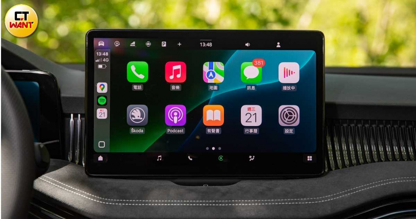 配備13吋懸浮式中控螢幕支援 Apple CarPlay、AndroidAuto功能,同時可進行個人語音助理Laura的設定。(圖╱黃耀徵攝)