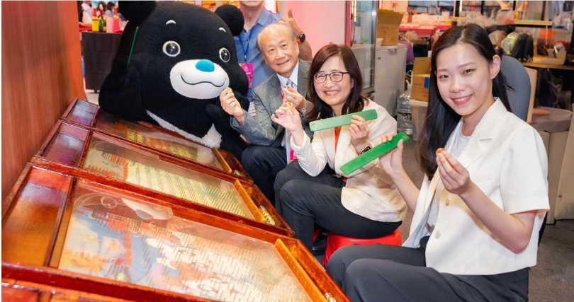 台北夏季旅展讓民眾搶好康外，也好吃好玩，(右起)觀光傳播局長余祥、台北市副市長林奕華、台灣旅遊交流協會理事長張家祝等人體驗「台北館」夜市彈珠遊戲。（圖／台北市政府提供）