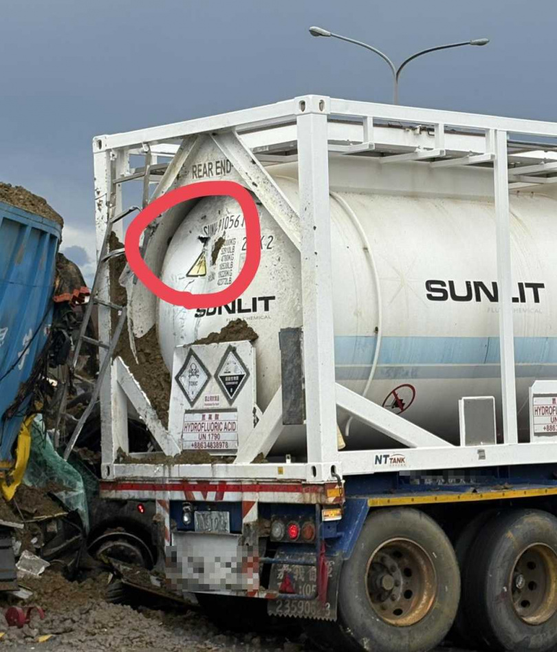 竹北市西濱路二段發生砂石車與化學槽車車禍，造成化學槽車後槽受損有洩漏口。（圖／翻攝畫面）
