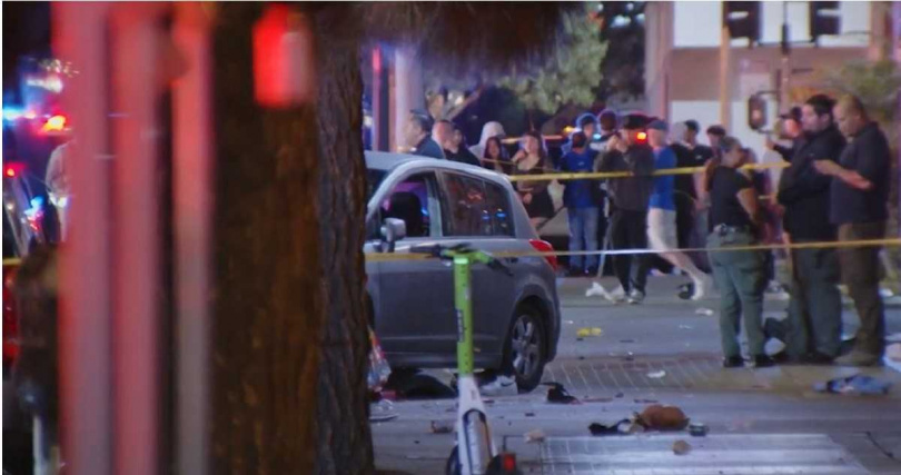 灰色轎車衝上人行道撞進夜店外人群,現場車輛毀損。(圖/翻攝自X)
